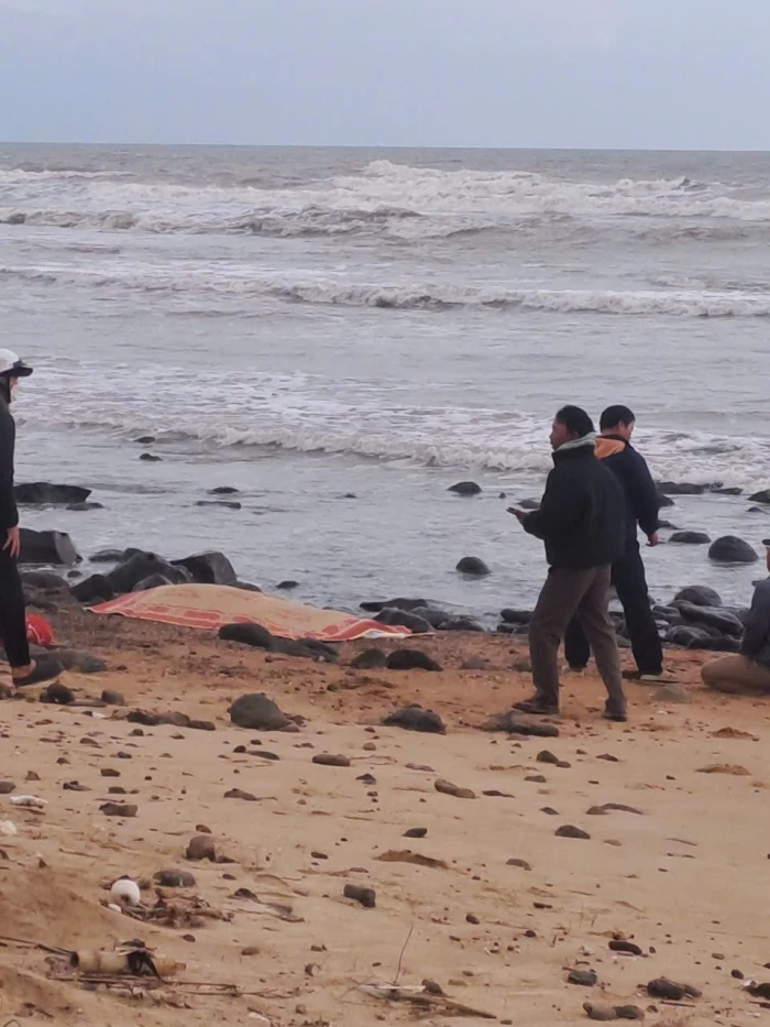 Phát hiện thi thể ngư dân gặp nạn tại vùng biển Trung Giang, xã Bến Hải
