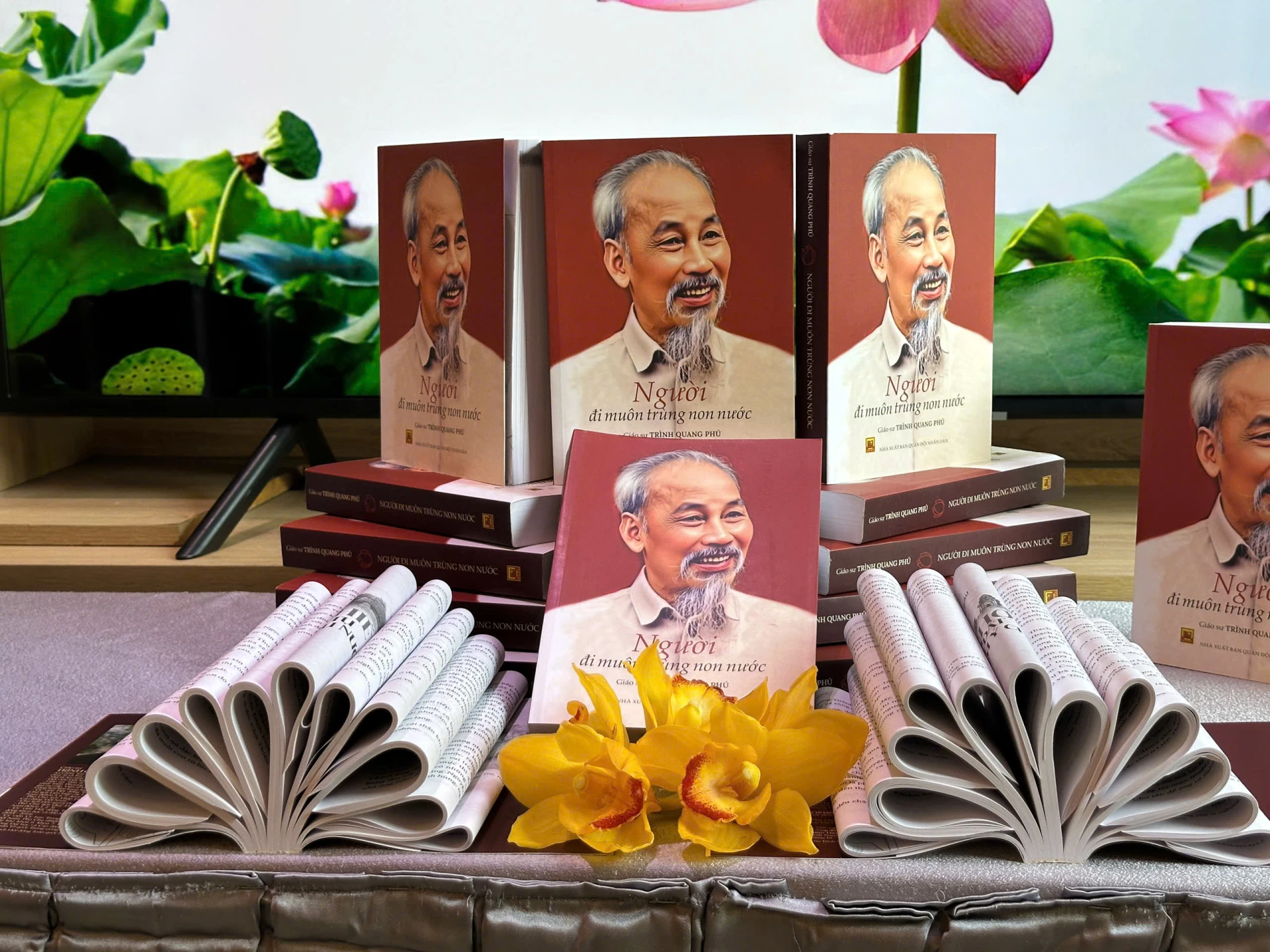 tác phẩm mới của Giáo sư, Tiến sĩ, Nhà văn Trình Quang Phú mang tên “Người đi muôn trùng non nước”. Ảnh: Thanh Sơn