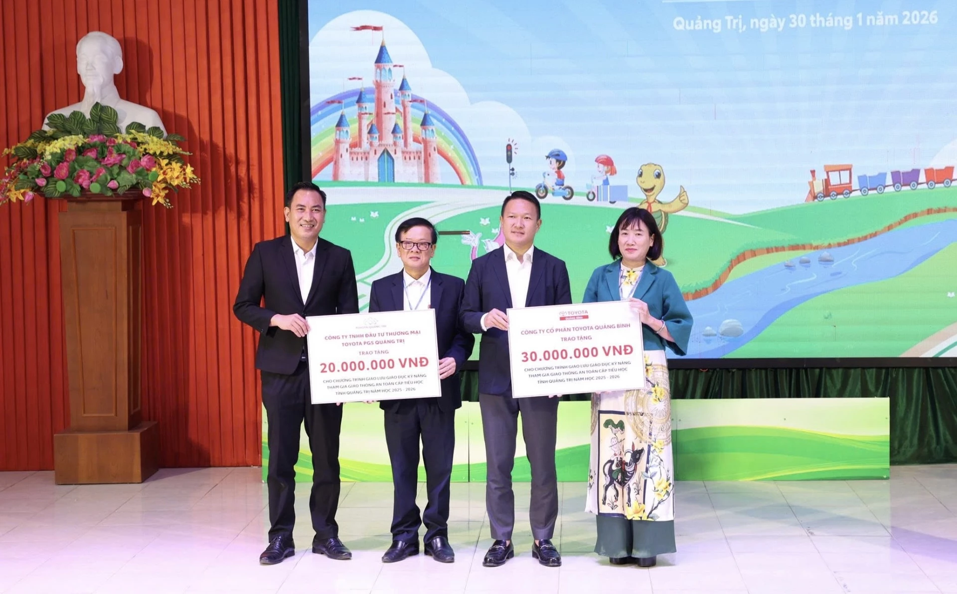 Đại diện các nhà tài trợ trao kinh phí hỗ trợ hội thi - Ảnh: Đ.A