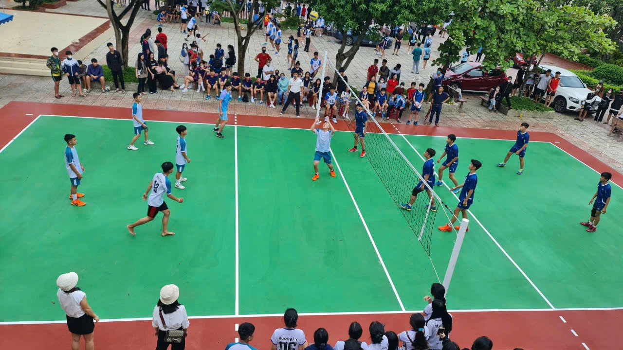 Sôi nổi giải bóng chuyền nam học đường tại Trường THPT Phan Đình Phùng (phường Đồng Hới) - Ảnh: B.C