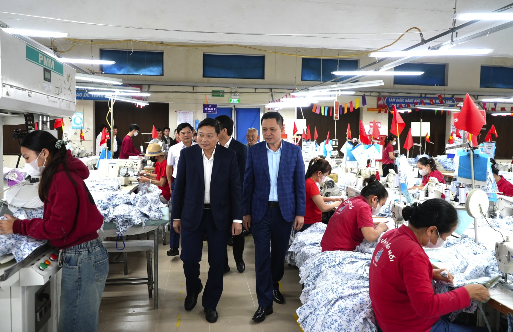 Đồng chí Chủ tịch UBND tỉnh Lê Hồng Vinh kiểm tra hoạt động sản xuất tại Xí nghiệp may Hà Quảng - Ảnh: Trung Đức