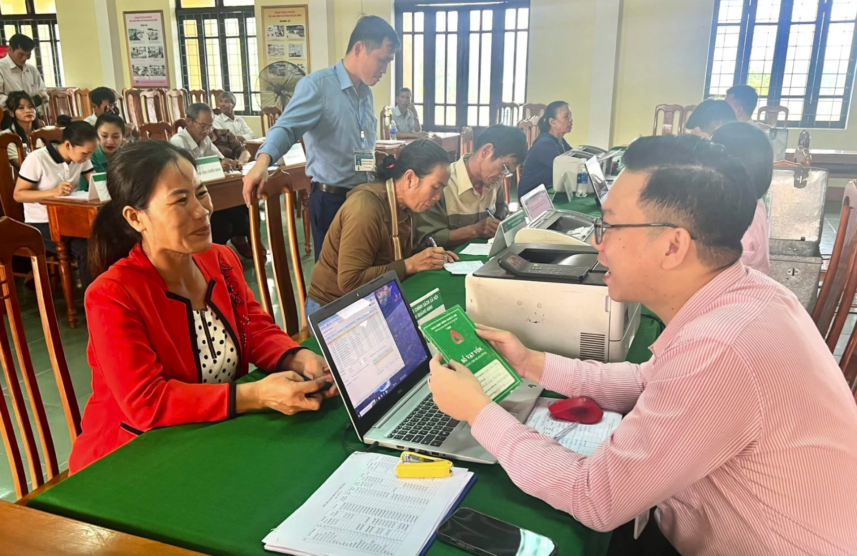 Việc nâng mức vay nhằm đáp ứng nhu cầu vay vốn sản xuất, kinh doanh tạo việc làm của cơ sở sản xuất, kinh doanh và người lao động - Ảnh: T.P