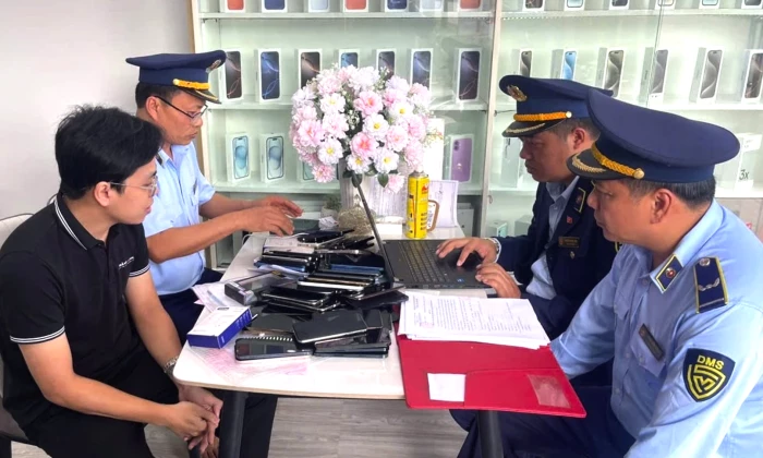 Tạm giữ số lượng lớn điện thoại Iphone không rõ nguồn gốc trị giá trên 1 tỉ đồng