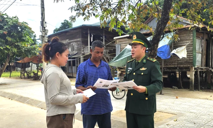 Tuyên truyền phòng, chống buôn lậu pháo nổ cho người dân vùng biên