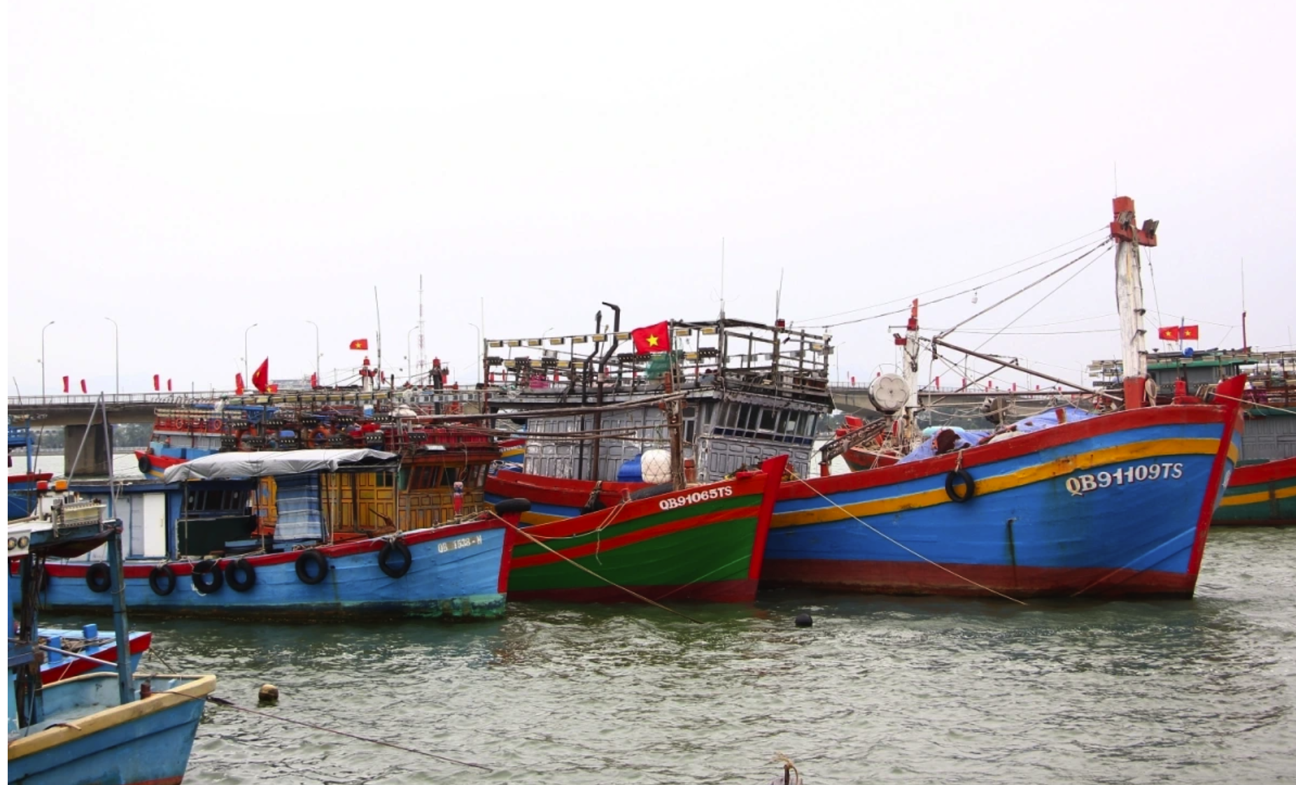 Tàu cá của ngư dân phường Đồng Hới neo đậu gần cửa biển Nhật Lệ chuẩn bị ra khơi