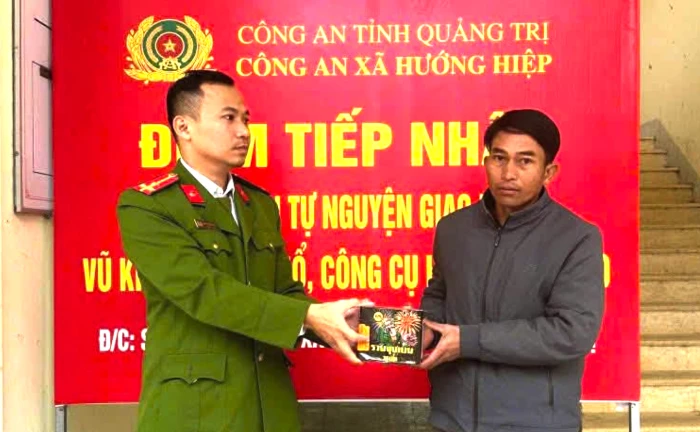 Người dân tự nguyện giao nộp vũ khí tự chế, vật liệu nổ