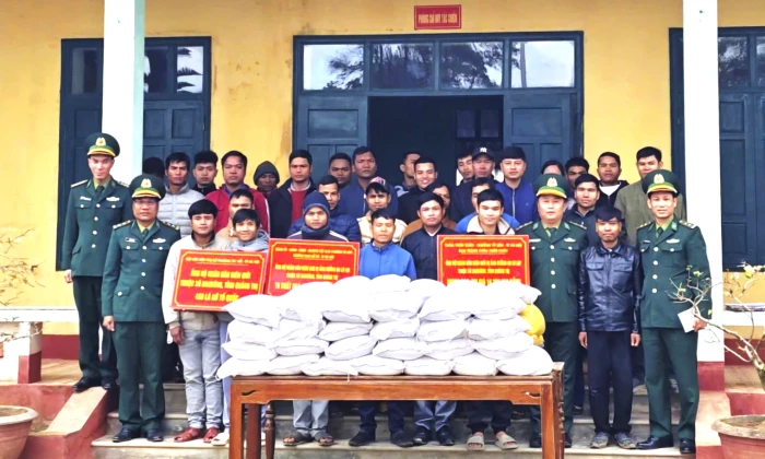 Trao tặng quà và cờ Tổ quốc cho người dân khu vực biên giới bị ảnh hưởng lũ lụt