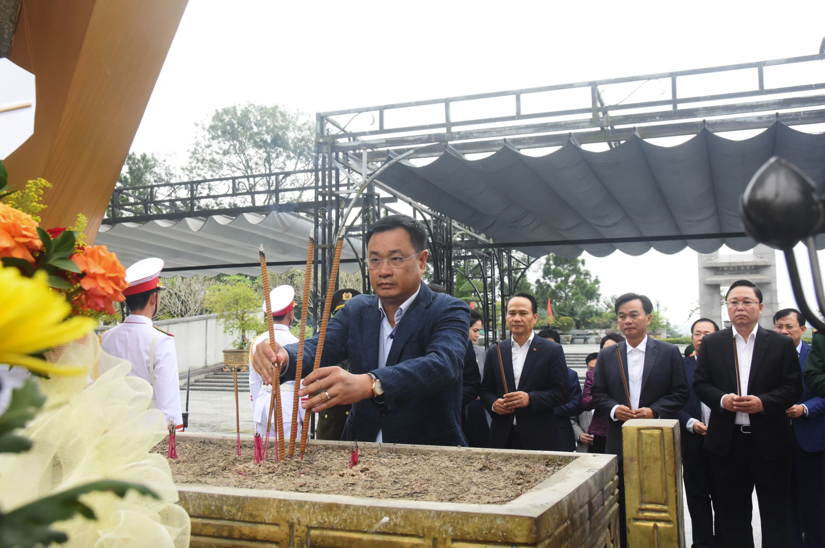 Đồng chí Lê Ngọc Quang, Bí thư Thành ủy Đà Nẵng và đoàn công tác dâng hương tại Nghĩa trang liệt sĩ quốc gia Đường 9 - Ảnh: Đ.V