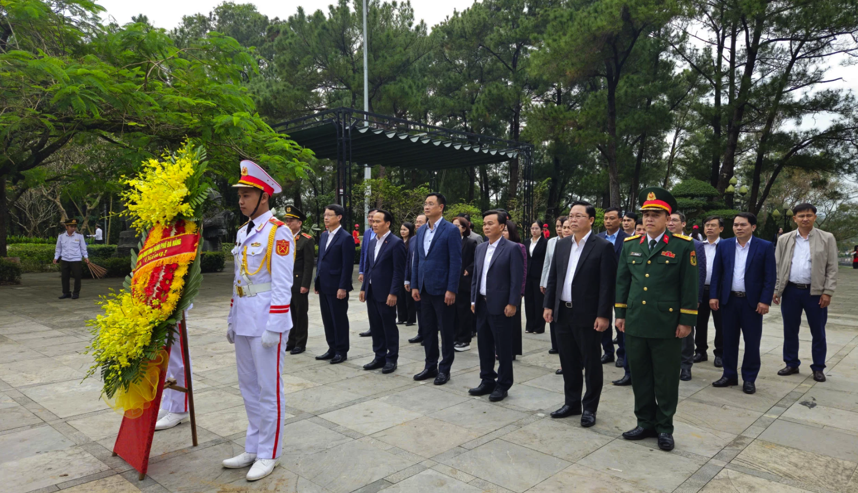 Đoàn công tác TP. Đà Nẵng tri ân các Anh hùng liệt sĩ tại Nghĩa trang liệt sĩ quốc gia Trường Sơn - Ảnh: Đ.V