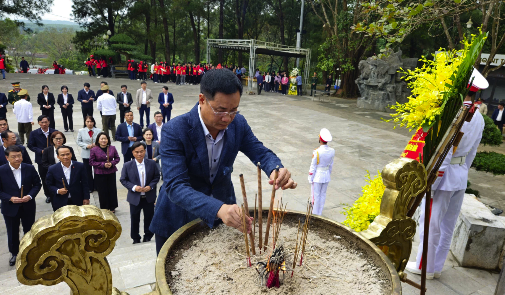 Đồng chí Lê Ngọc Quang, Bí thư Thành ủy Đà Nẵng dâng hương tại Nghĩa trang liệt sĩ quốc gia Trường Sơn - Ảnh: Đ.V