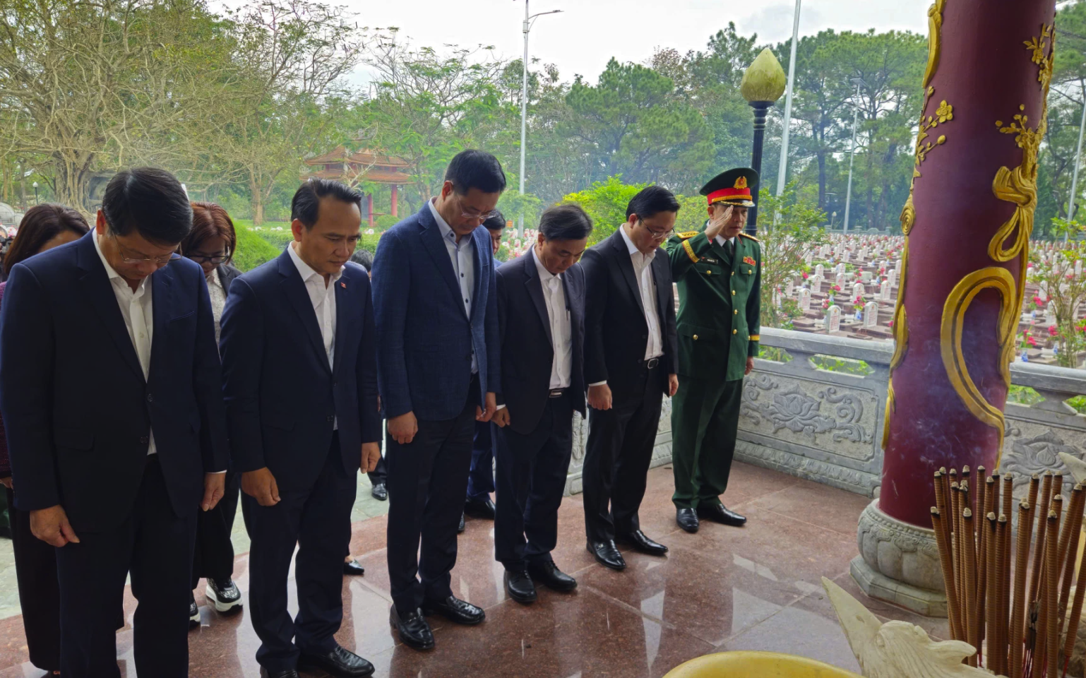 Đoàn công tác TP. Đà Nẵng dâng hương tại Khu Nhà bia ghi danh liệt sĩ Quảng Nam-Đà Nẵng tại Nghĩa trang liệt sĩ quốc gia Trường Sơn - Ảnh: Đ.V