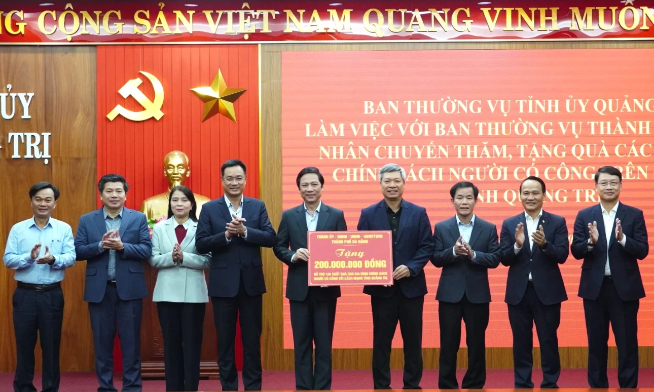 TP. Đà Nẵng tặng 100 suất quà cho gia đình chính sách, người có công trên địa bàn tỉnh Quảng Trị