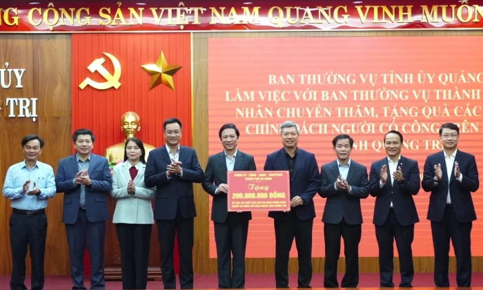 TP. Đà Nẵng tặng 100 suất quà cho gia đình chính sách, người có công trên địa bàn tỉnh Quảng Trị