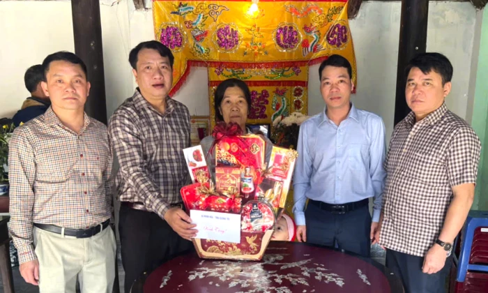 Xã Minh Hóa: Trao quà hỗ trợ đồng bào vùng lũ tại tỉnh Khánh Hòa