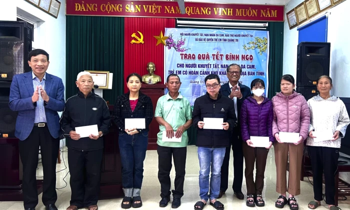 Trao quà Tết cho người khuyết tật và trẻ mồ côi