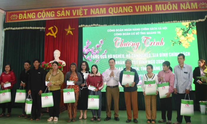 Trao 100 suất quà Tết cho các gia đình có hoàn cảnh khó khăn ở xã Cồn Tiên