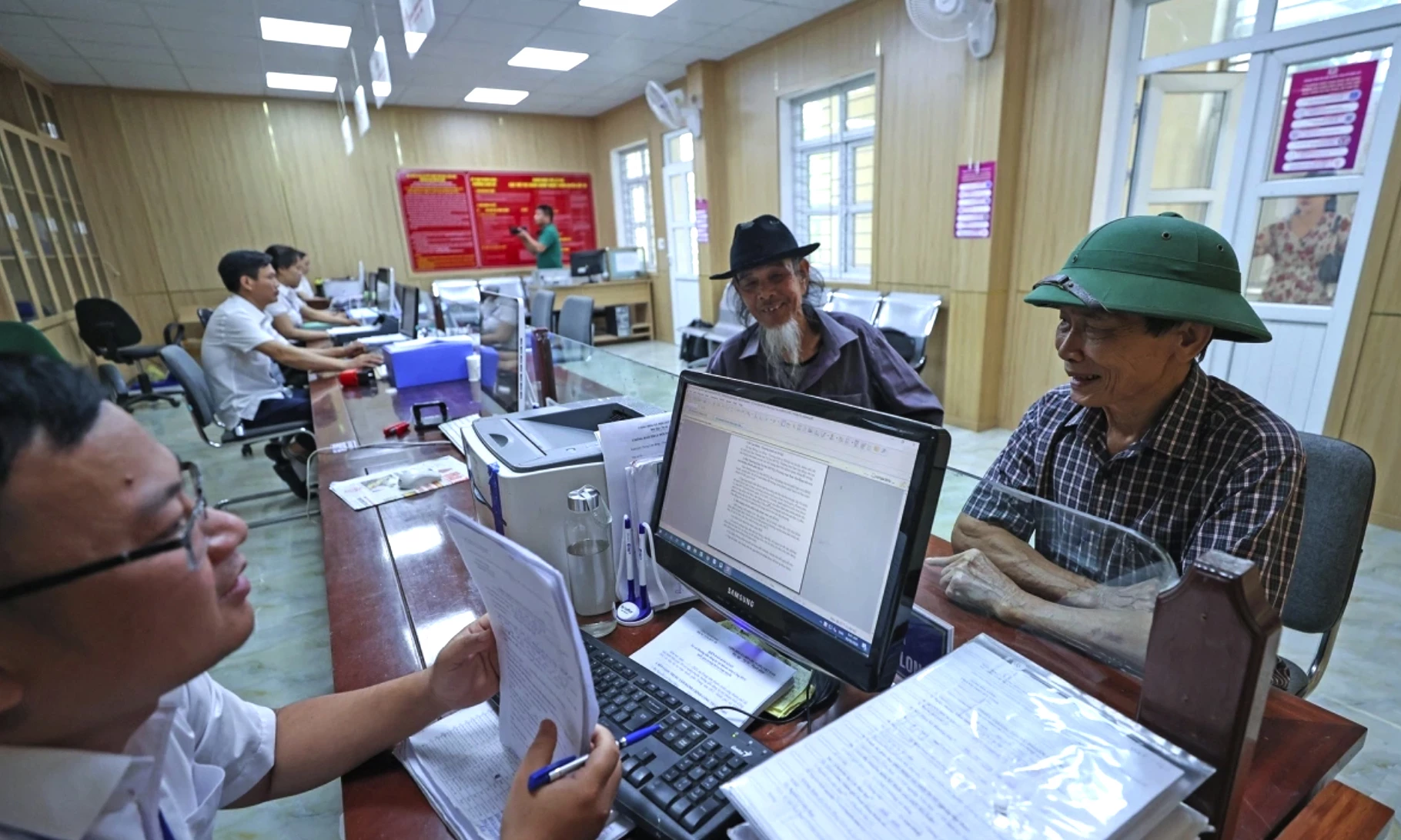 Chính phủ yêu cầu thực hiện việc điều chỉnh một số loại phụ cấp, mức lương cơ sở, lương hưu và các khoản trợ cấp ngay trong quý I/2026. Ảnh minh họa: Lê Anh Dũng