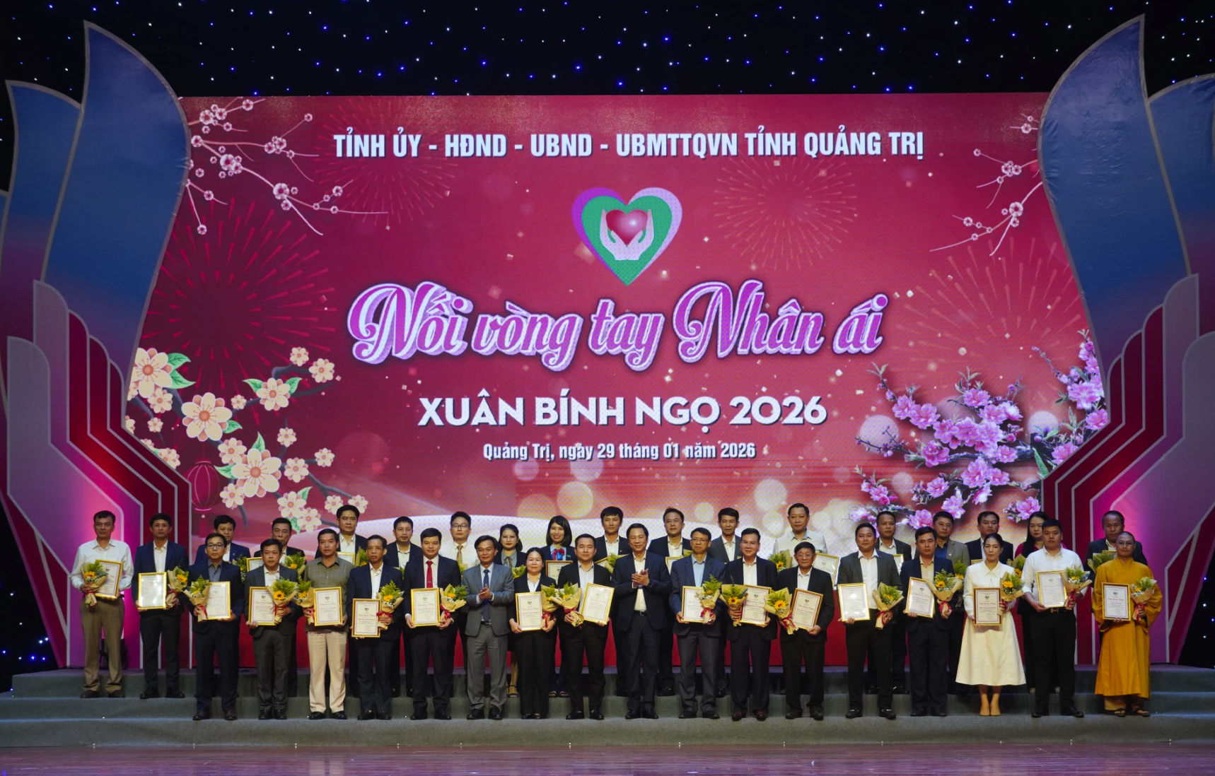 Các đồng chí lãnh đạo tỉnh trao Giấy chứng nhận Tấm lòng vàng ghi nhận những đóng góp của các tổ chức, cá nhân - Ảnh: X.P