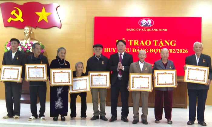 Đảng bộ xã Quảng Ninh: Trao tặng Huy hiệu Đảng cho 40 đảng viên