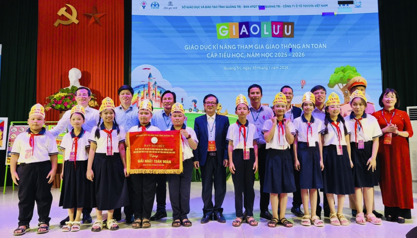 Các học sinh thể hiện phần thi năng khiếu tại hội thi - Ảnh: Đ.A