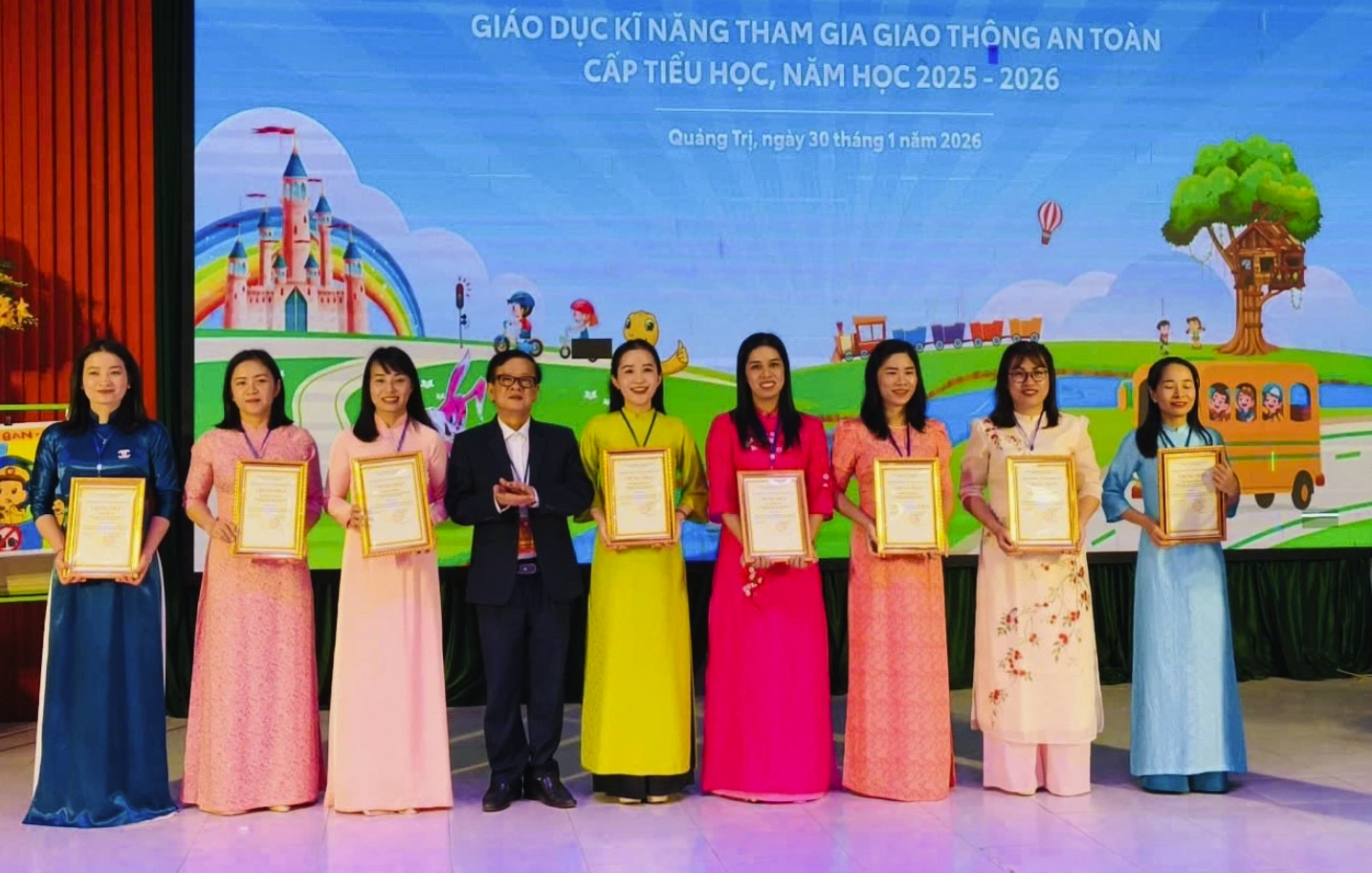 Ban tổ chức trao giải cho các giáo viên - Ảnh: Đ.A