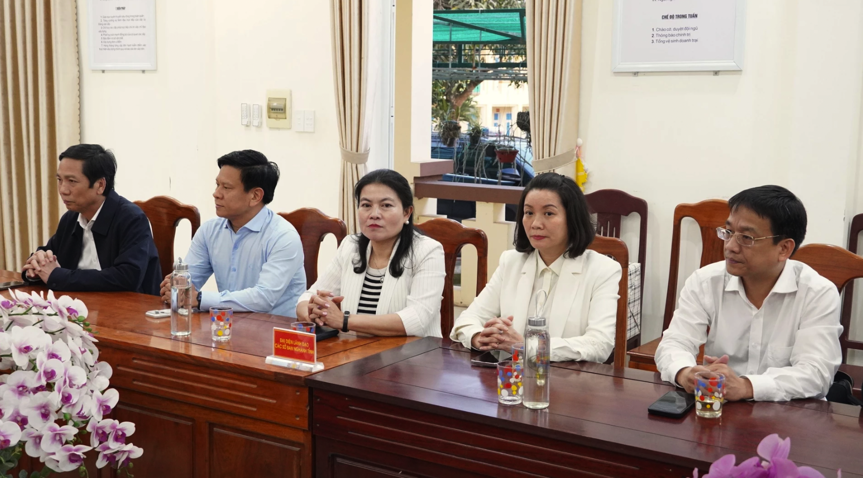 Đại biểu tham dự buổi thăm - Ảnh: QV