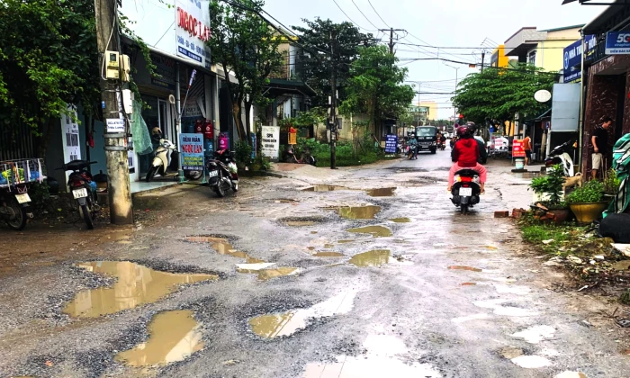 Đường Phạm Hồng Thái, phường Nam Đông Hà: Dày đặc 'ổ gà', 'ổ trâu'