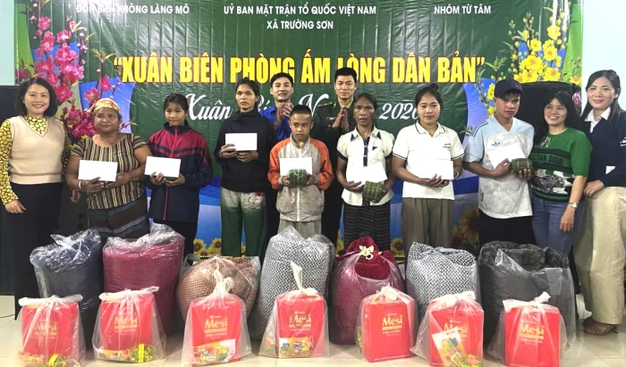 Trao quà Tết cho người dân bản Chân Trôộng