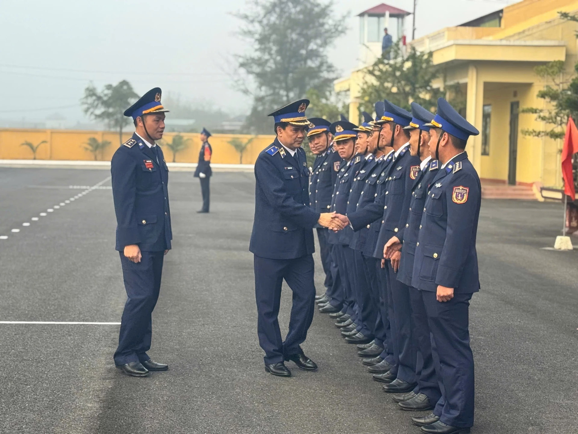 Cán bộ, chiến sỹ Hải đội 202 đón Thiếu tướng Trần Văn Lượng, Phó Tư lệnh, Tham mưu trưởng Cảnh sát biển Việt Nam kiểm tra, chúc Tết- Ảnh: Mai Linh