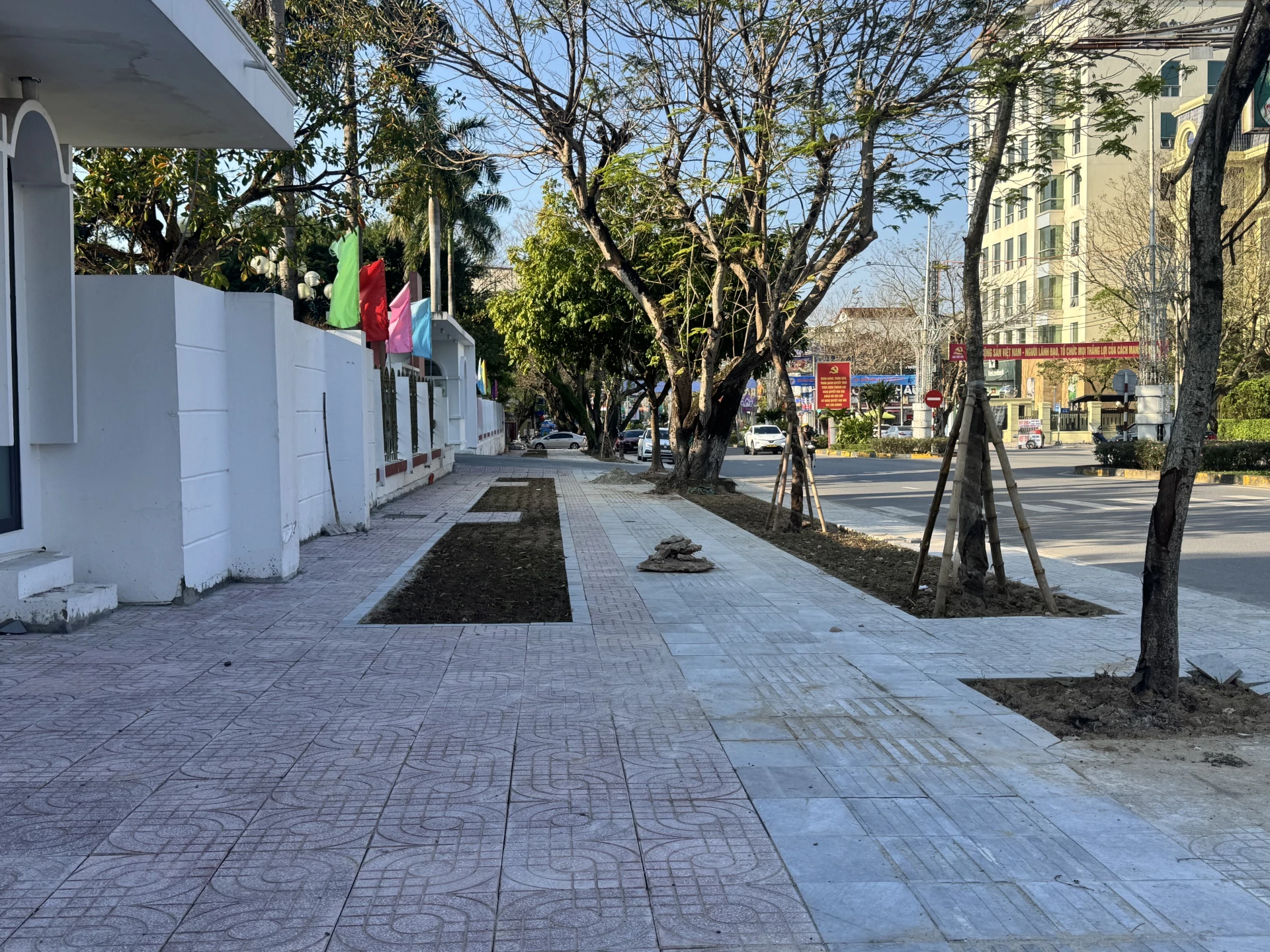 Nhiều đoạn vỉa hè đã hoàn thiện việc: bó vỉa, lát gạch, trồng cỏ và cây xanh...- Ảnh: Mai Linh