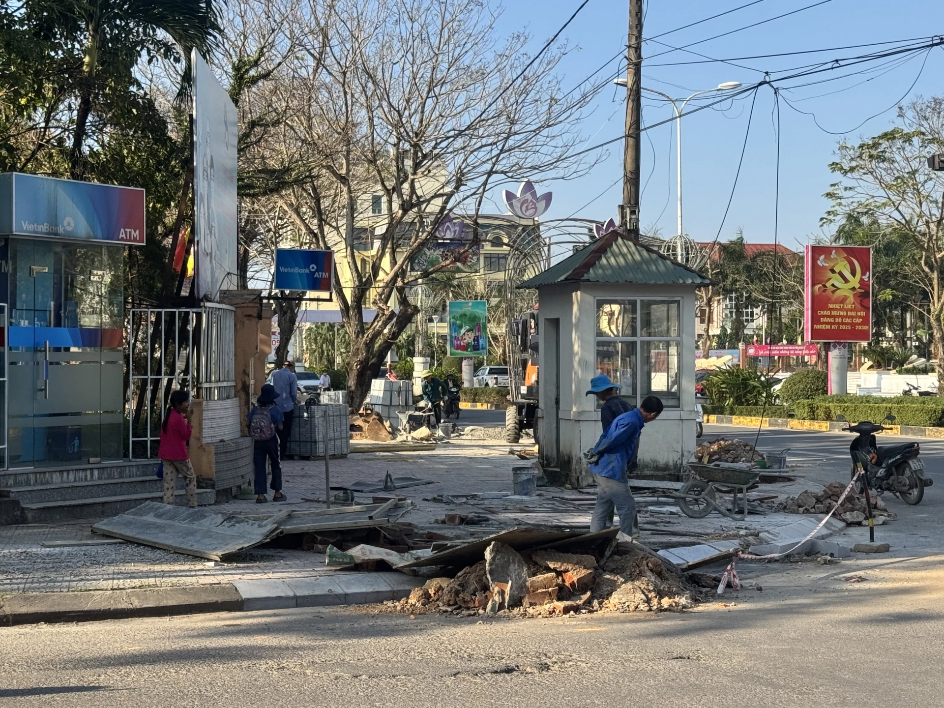 Tranh thủ thời tiết thuận lợi, các đơn vị đang nỗ lực đẩy nhanh tiến độ.- Ảnh: Mai Linh