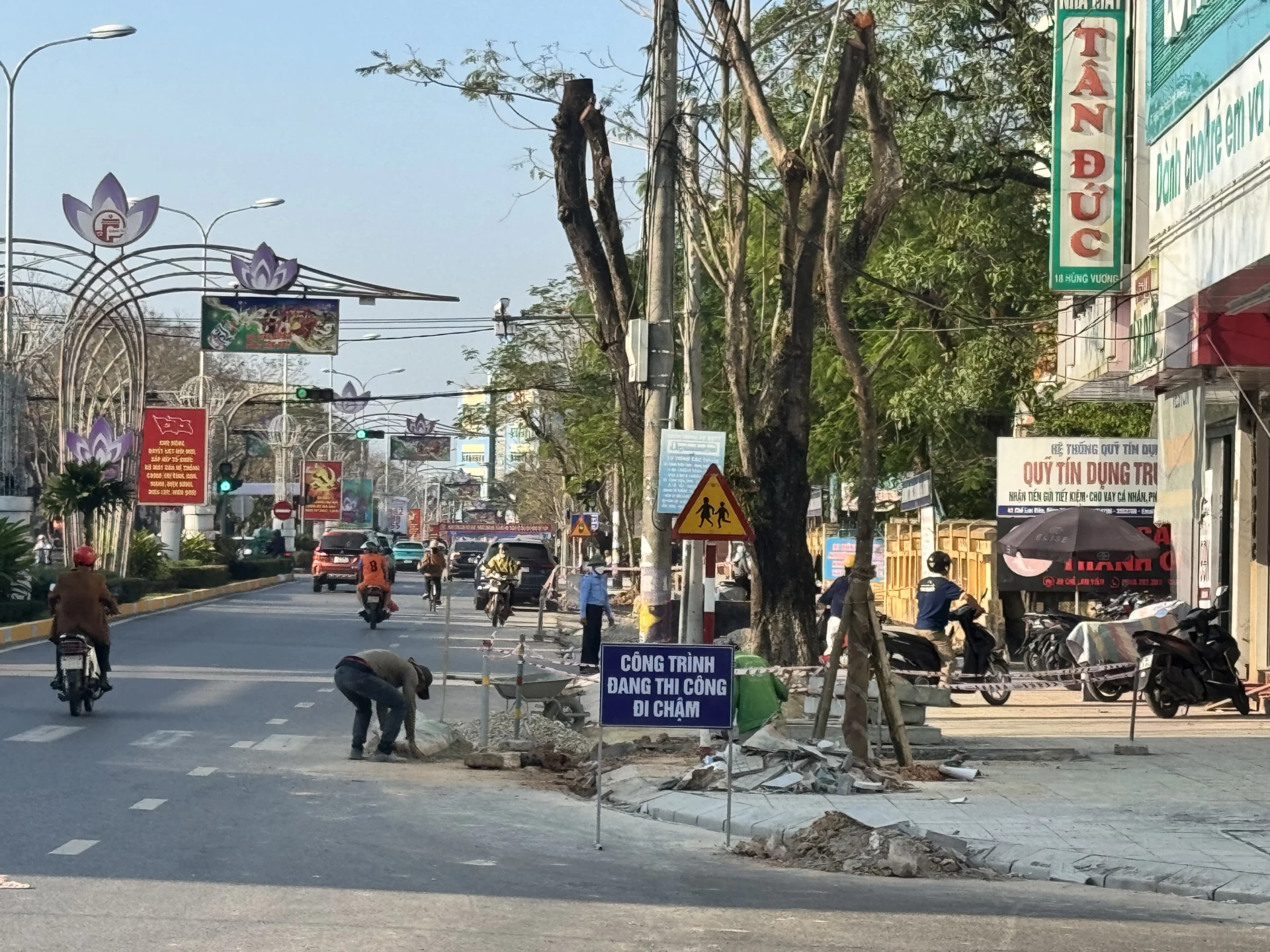 Tranh thủ thời tiết thuận lợi, các đơn vị đang nỗ lực đẩy nhanh tiến độ.- Ảnh: Mai Linh