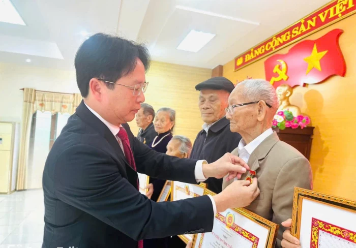 Đảng bộ xã Quảng Ninh: Trao tặng Huy hiệu Đảng cho 40 đảng viên