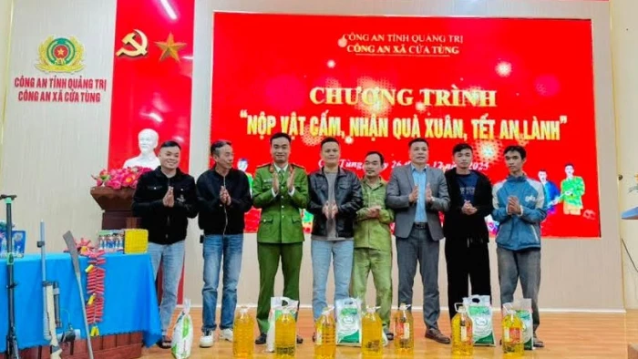 Công an xã Cửa Tùng tiếp nhận nhiều vật cấm do công dân tự giác giao nộp