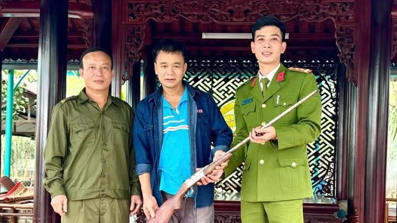 Các cá nhân tự giác giao nộp vật cấm cho lực lượng Công an xã- Ảnh: Mai Linh