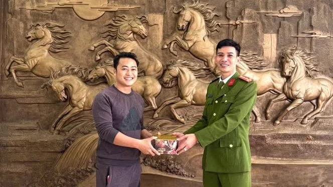 Các cá nhân tự giác giao nộp vật cấm cho lực lượng Công an xã- Ảnh: Mai Linh