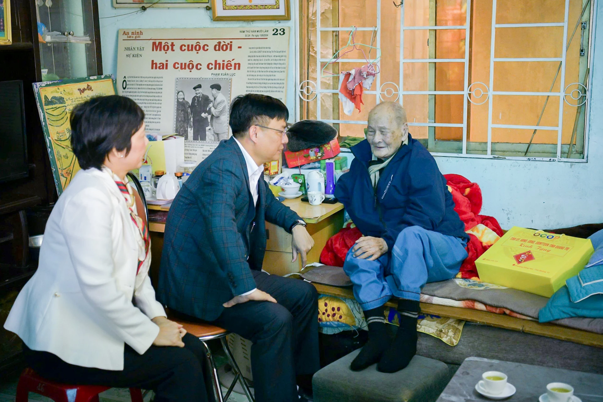 Đồng chí Thiếu tướng Nguyễn Thanh Liêm tặng quà đảng viên 80 năm tuổi Đảng Trần Kim Giá. 