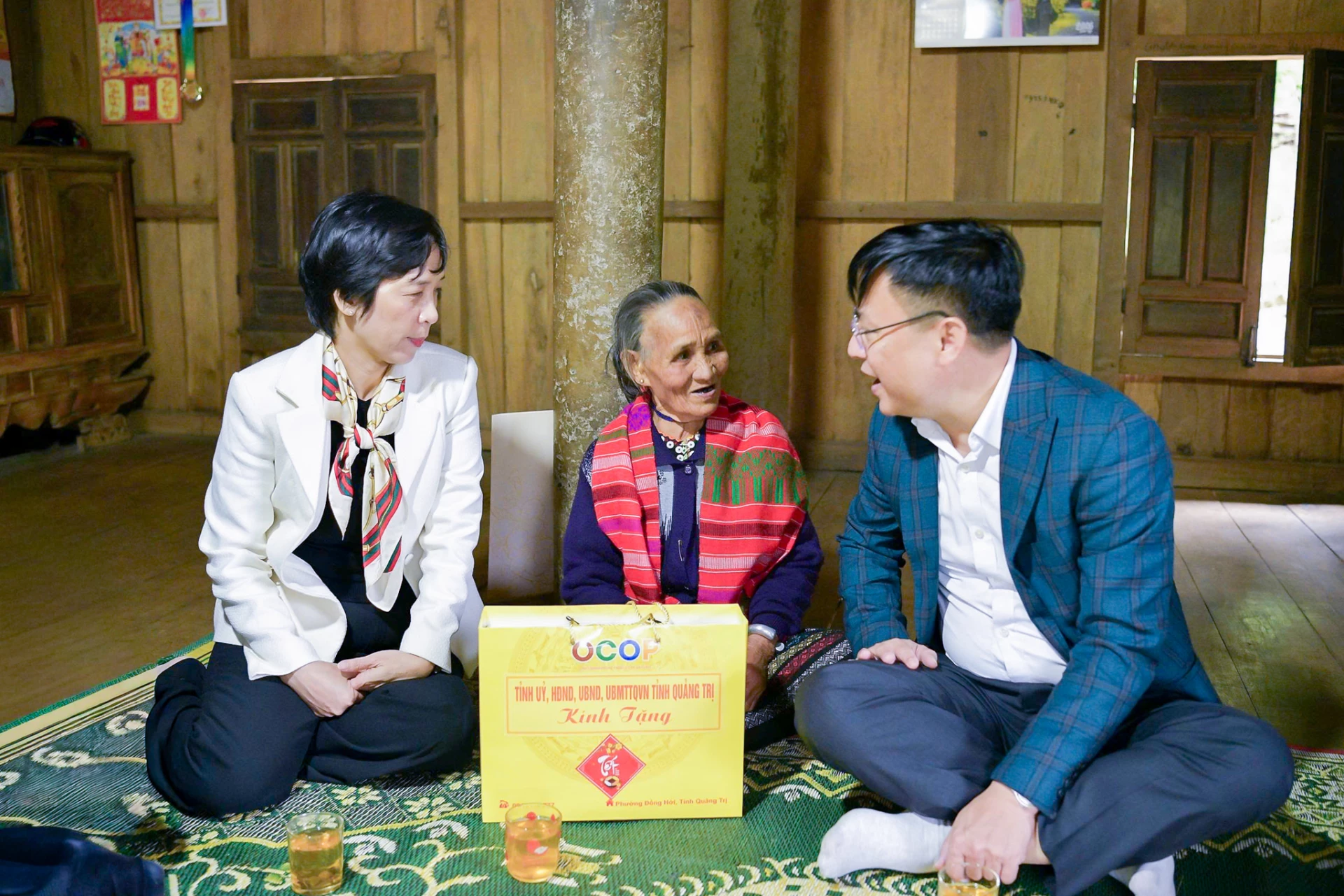 Đồng chí Thiếu tướng Nguyễn Thanh Liêm và lãnh đạo xã Khe Sanh thăm, tặng quà Bà mẹ Việt Nam Anh hùng Hồ Thị Đi.