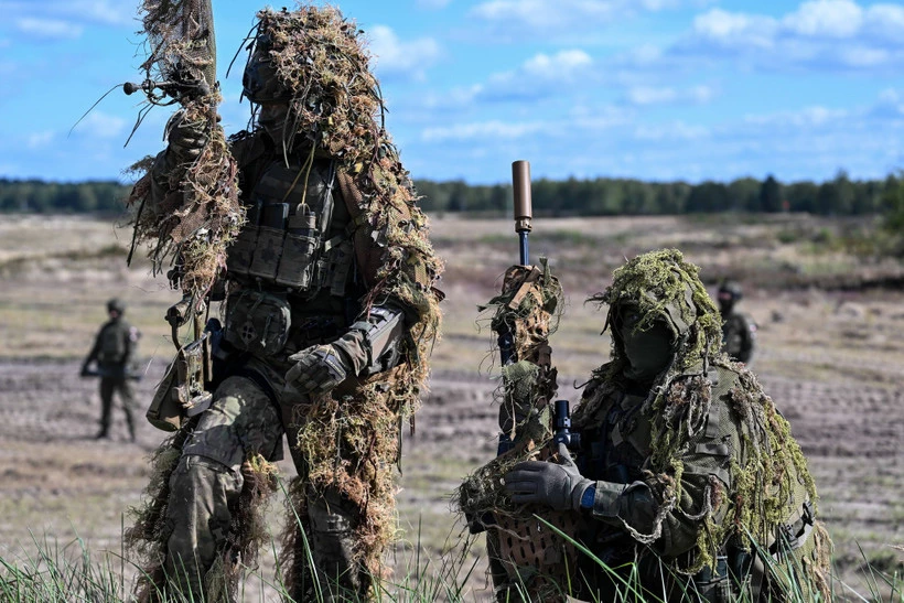 Binh sĩ thuộc Lữ đoàn Podkarpackie số 3 của Ba Lan tham gia cuộc tập trận ở Nowa Deba, ngày 18/9/2025. (Ảnh: PAP/TTXVN)