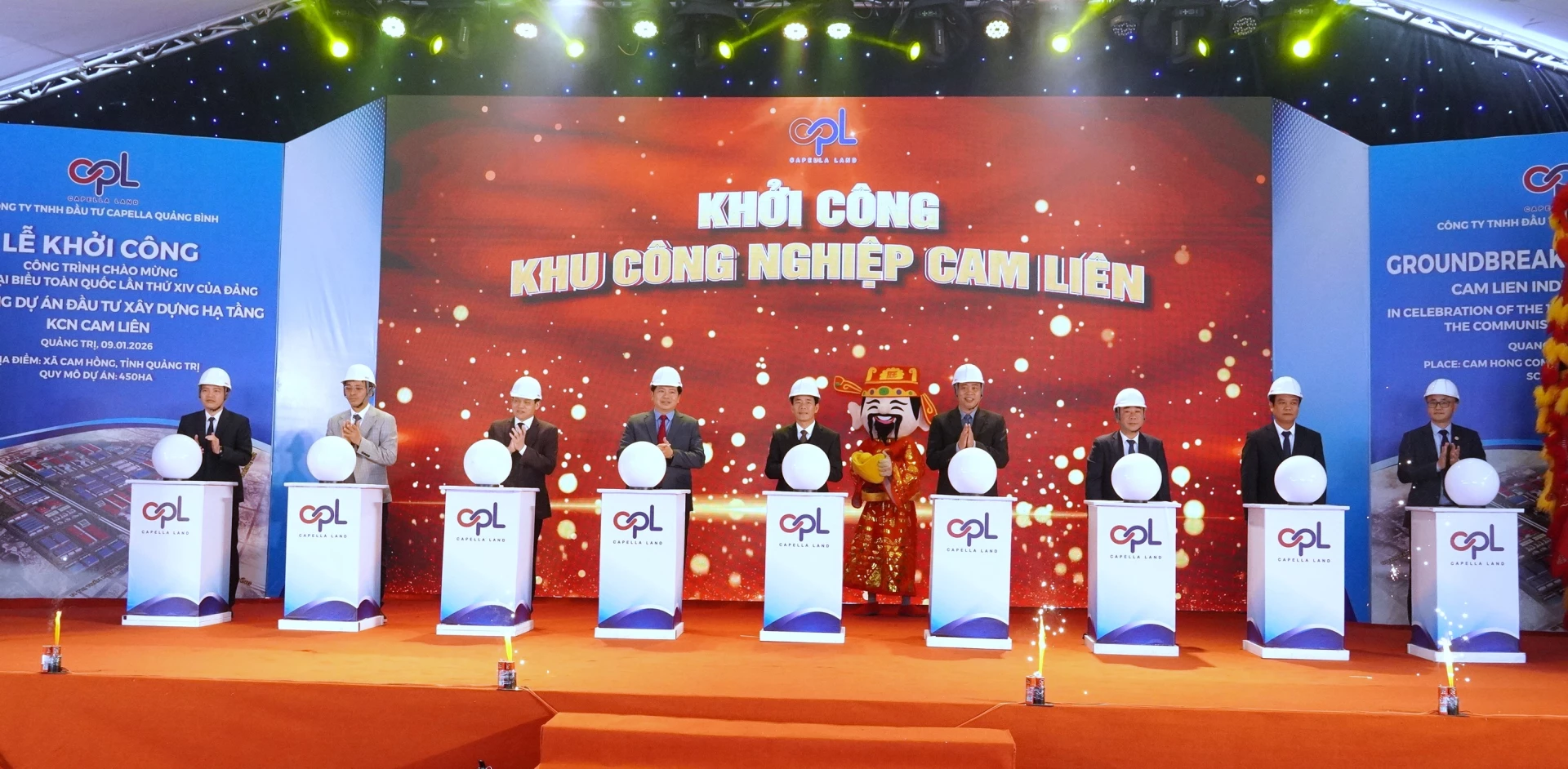 Các đại biểu thực hiện nghi thức khởi công - Ảnh: QV