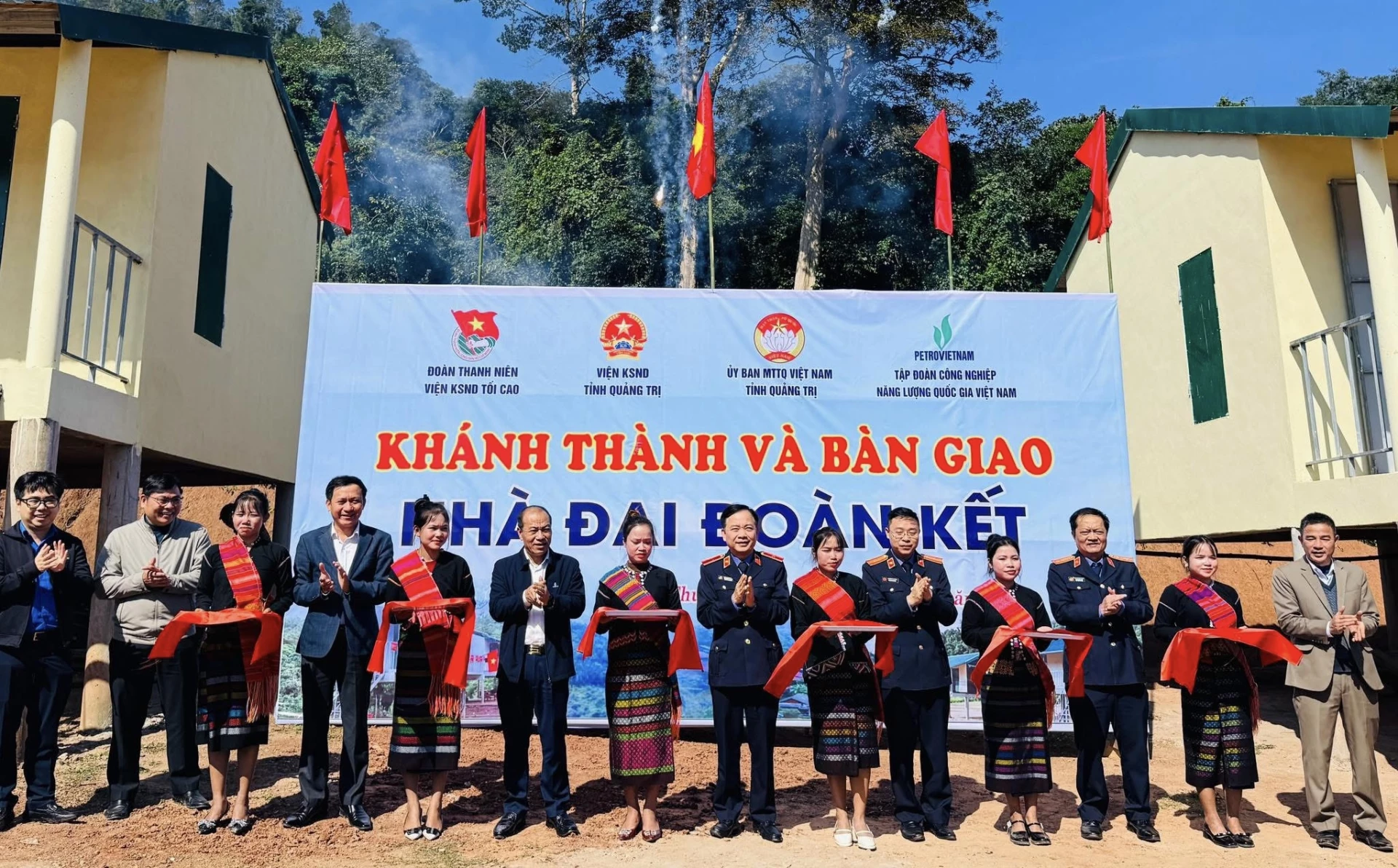 Bàn giao nhà Đại đoàn kết cho các hộ đồng bào dân tộc thiểu số tại Thượng Trạch - Ảnh: K.H