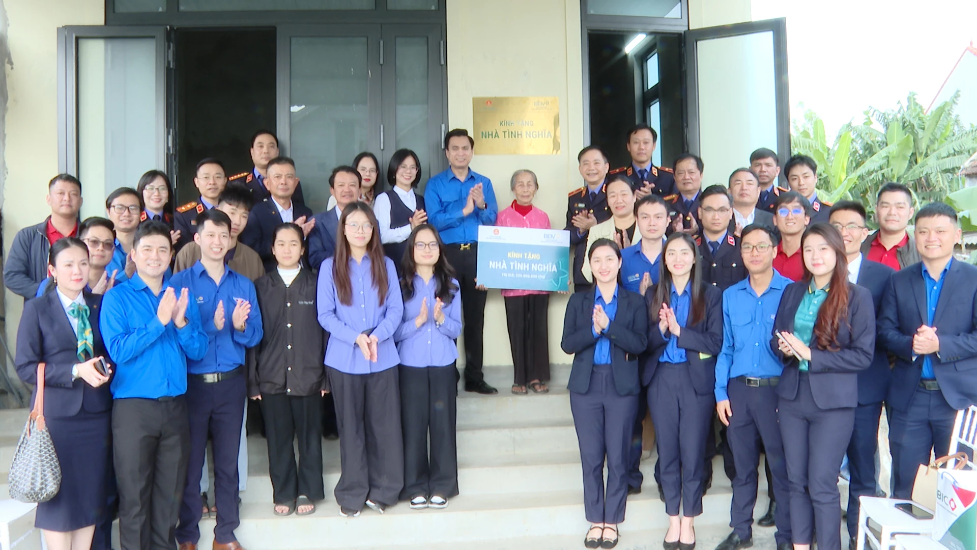 Bàn giao nhà tình nghĩa cho bà Trần Thị Mác, xã Trường Ninh