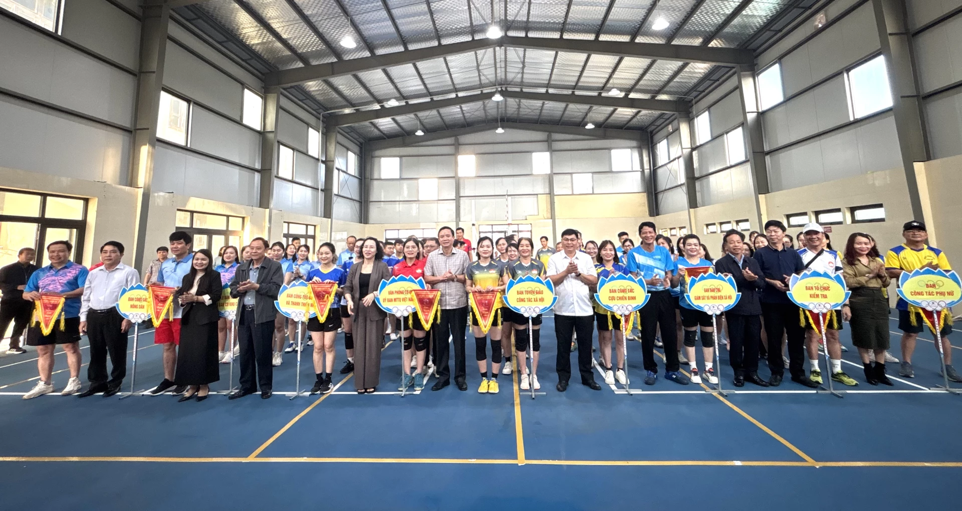 Ban Tổ chức tặng cờ lưu niệm cho các đội tham gia giải - Ảnh: K.H