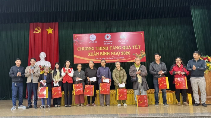 Trao tặng 400 suất quà Tết cho các hộ dân hoàn cảnh khó khăn ở xã Cam Lộ
