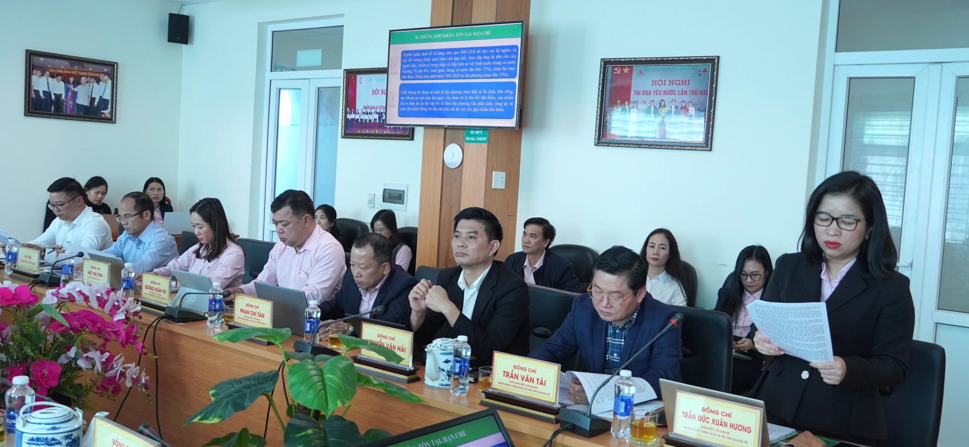 Giám đốc Chi nhánh Ngân hàng Chính sách xã hội tỉnh Trần Đức Xuân Hương báo cáo kết quả hoạt động năm 2025. Ảnh: H.Tr.