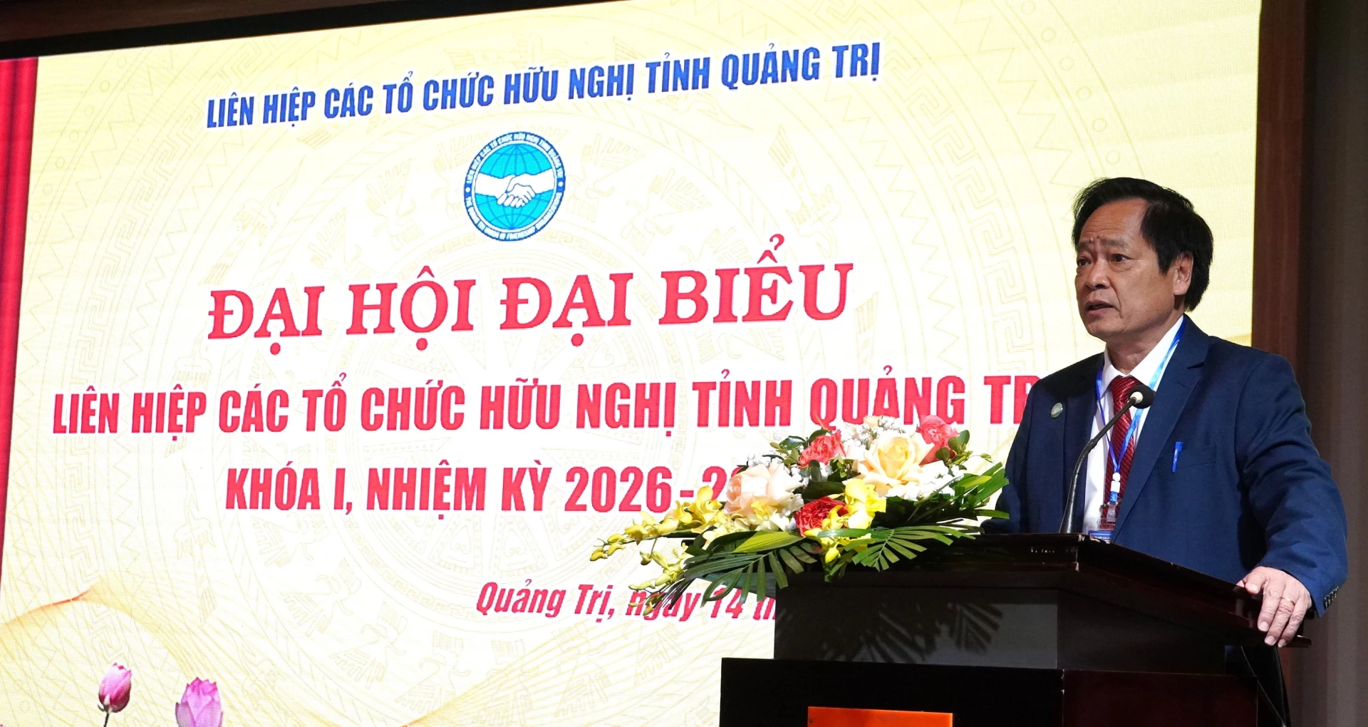 Lãnh đạo Liên hiệp các tổ chức hữu nghị tỉnh Quảng Trị trình bày báo cáo chính trị tại đại hội - Ảnh: QV