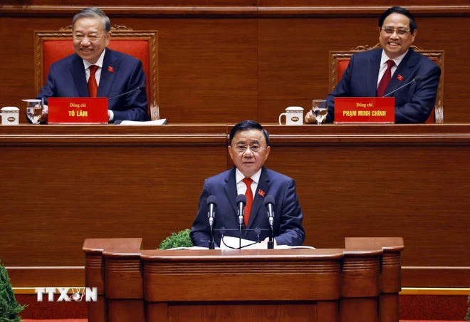 Đồng chí Trần Cẩm Tú, Ủy viên Bộ Chính trị, Thường trực Ban Bí thư trình bày Báo cáo tiếp thu, giải trình của Đoàn Chủ tịch về ý kiến thảo luận của các đại biểu đối với dự thảo các văn kiện và Báo cáo kiểm điểm sự lãnh đạo, chỉ đạo của Ban Chấp hành Trung ương khóa XIII trình Đại hội XIV của Đảng. (Ảnh: TTXVN)