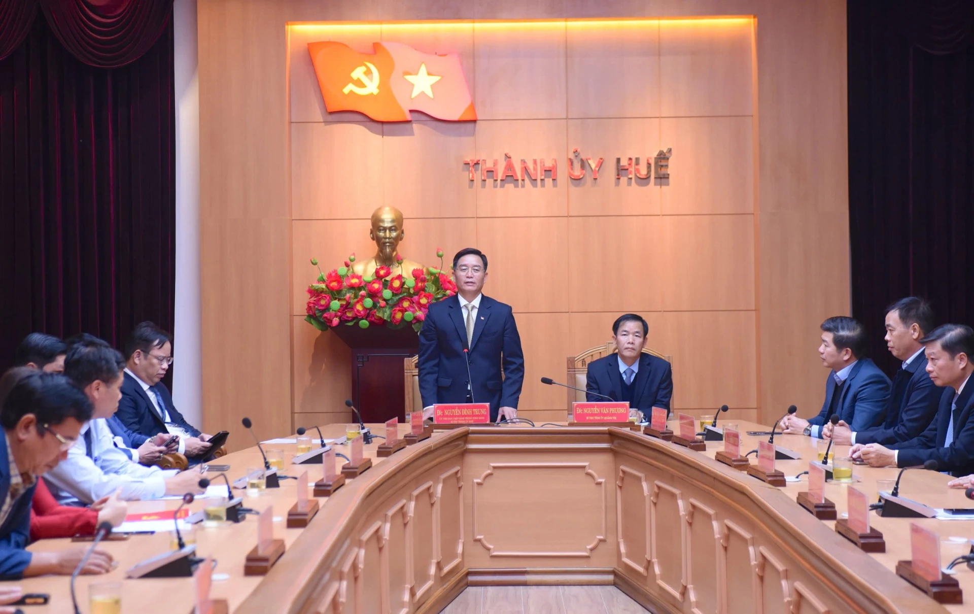 Đồng chí Nguyễn Đình Trung, Bí thư Thành uỷ Huế phát biểu tại hội nghị - Ảnh: QV