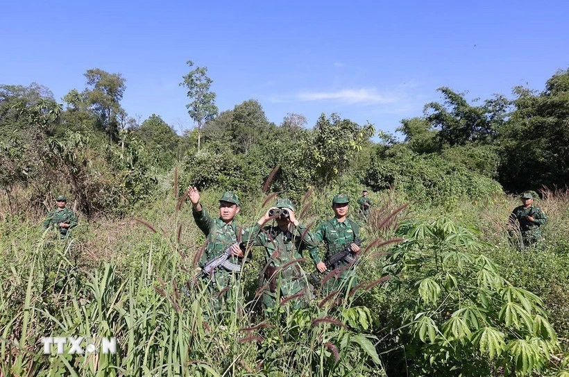 Bộ đội Biên phòng tổ chức đi tuần tra bảo vệ biên giới. (Ảnh: Vũ Sinh/TTXVN)