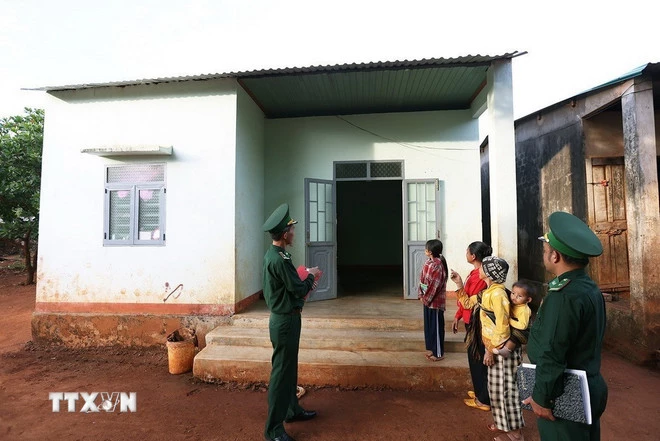 Bộ đội Biên phòng hỗ trợ người dân vùng sâu kinh phí xây nhà, theo chương trình xóa nhà tạm năm 2024. (Ảnh: Vũ Sinh/TTXVN)